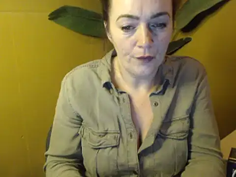 Snapshot of cloe85nl chatting on 02/13/25, 04:17 cloe85nl online show from 02/13/25, 04:17