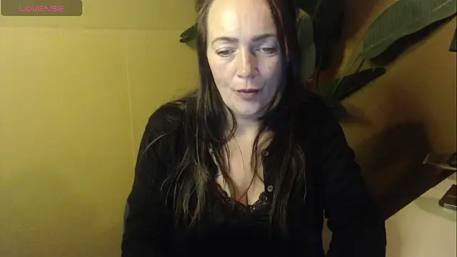 Snapshot of cloe85nl chatting on 12/04/25, 09:51 cloe85nl online show from 12/04/25, 09:51