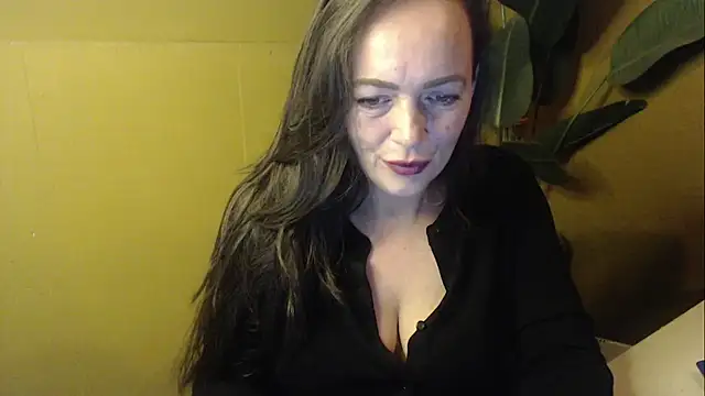 Snapshot of cloe85nl chatting on 02/18/26, 08:43 cloe85nl online show from 02/18/26, 08:43