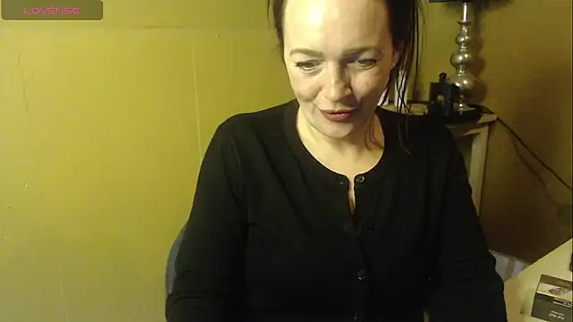 Snapshot of cloe85nl chatting on 03/17/26, 12:52 cloe85nl online show from 03/17/26, 12:52