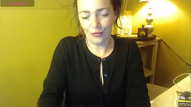 Snapshot of cloe85nl chatting on 03/19/26, 09:02 cloe85nl online show from 03/19/26, 09:02