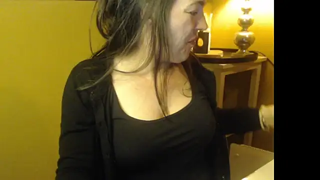 Snapshot of cloe85nl chatting on 04/07/26, 11:43 cloe85nl online show from 04/07/26, 11:43