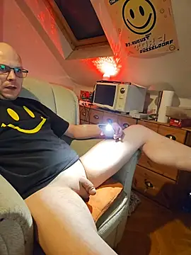 Snapshot of hardcap chatting on 11/26/25, 04:30 hardcap online show from 11/26/25, 04:30