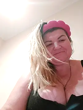 Snapshot of VeronikaBless chatting on 09/15/25, 12:32 VeronikaBless online show from 09/15/25, 12:32