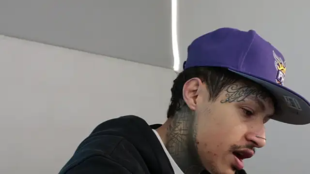 Snapshot of trieone chatting on 12/04/24, 11:30 trieone online show from 12/04/24, 11:30