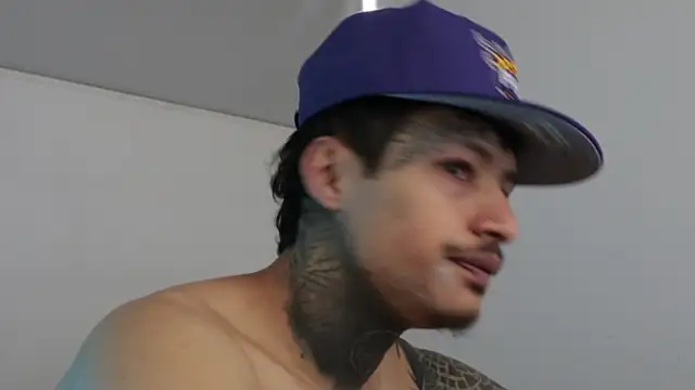 Snapshot of trieone chatting on 12/17/24, 02:11 trieone online show from 12/17/24, 02:11