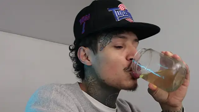 Snapshot of trieone chatting on 02/08/25, 04:57 trieone online show from 02/08/25, 04:57