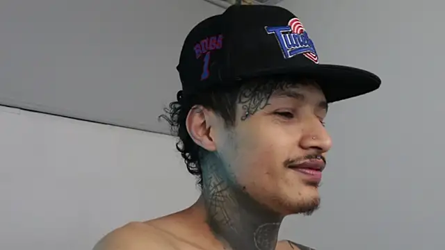 Snapshot of trieone chatting on 02/10/25, 04:19 trieone online show from 02/10/25, 04:19