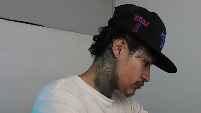 Snapshot of trieone chatting on 02/13/25, 04:11 trieone online show from 02/13/25, 04:11