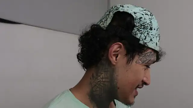 Snapshot of trieone chatting on 03/20/25, 02:19 trieone online show from 03/20/25, 02:19