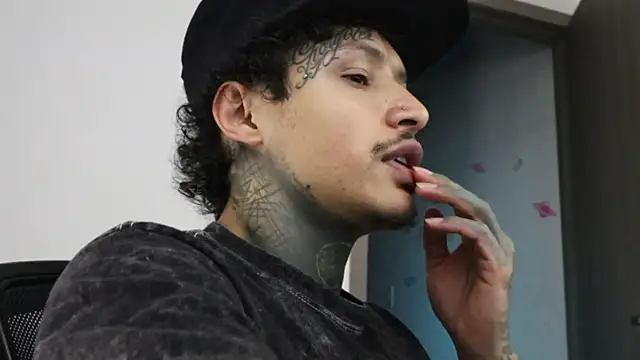 Snapshot of trieone chatting on 10/13/25, 09:37 trieone online show from 10/13/25, 09:37