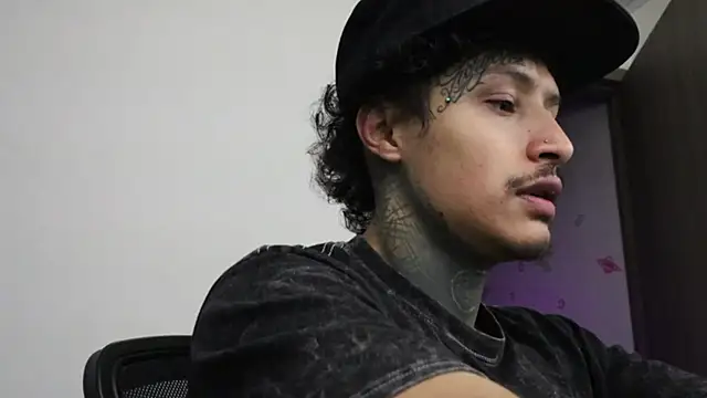 Snapshot of trieone chatting on 10/14/25, 10:54 trieone online show from 10/14/25, 10:54