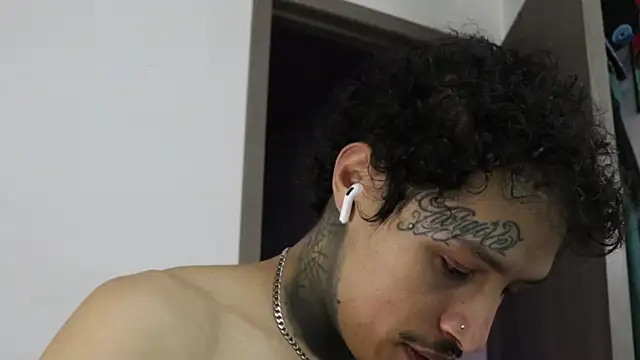 Snapshot of trieone chatting on 10/22/25, 01:39 trieone online show from 10/22/25, 01:39