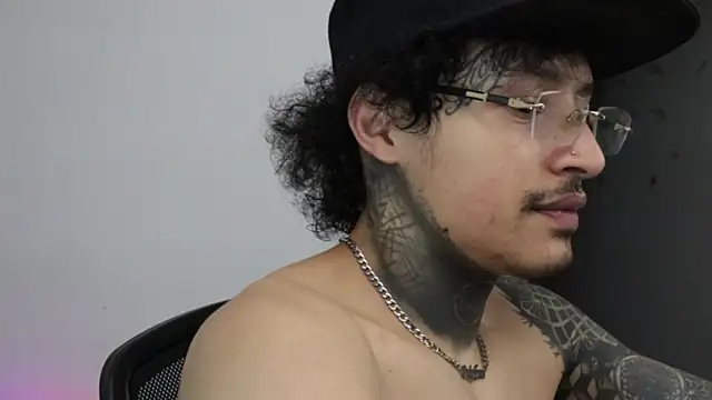 trieone online show from 02/12/26, 01:33