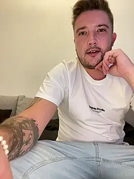 Snapshot of TwopartCuisine chatting on 04/26/26, 07:00 TwopartCuisine online show from 04/26/26, 07:00