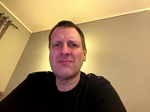 Snapshot of HuddledRemote chatting on 03/08/25, 09:51 HuddledRemote online show from 03/08/25, 09:51