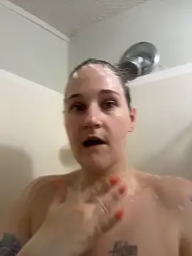 Snapshot of lolabunny9 chatting on 04/18/26, 03:16 lolabunny9 online show from 04/18/26, 03:16