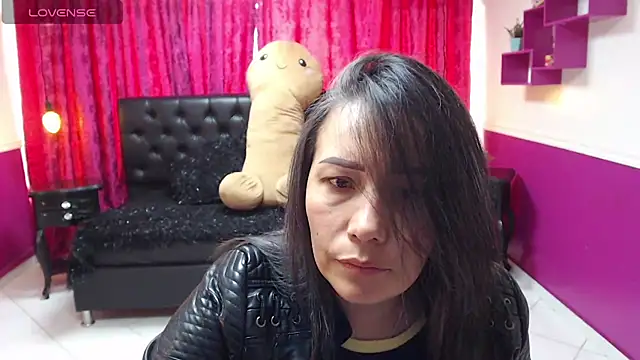 Snapshot of gaby_trent chatting on 02/14/25, 02:23 gaby trent online show from 02/14/25, 02:23