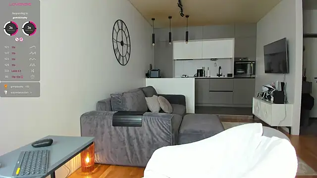 Snapshot of Juicy_Bella chatting on 04/13/26, 09:04 Juicy Bella online show from 04/13/26, 09:04