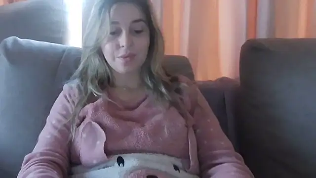 Snapshot of Aliss_Hottie chatting on 01/05/25, 12:21 Aliss Hottie online show from 01/05/25, 12:21