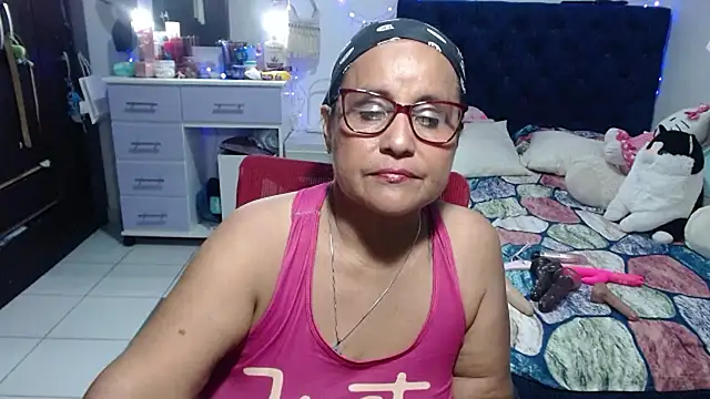 Snapshot of pervert_mommy_ chatting on 06/03/26, 02:33 pervert mommy online show from 06/03/26, 02:33