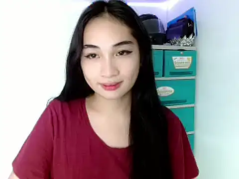 Snapshot of SweetLilly_18 chatting on 02/02/25, 10:46 SweetLilly 18 online show from 02/02/25, 10:46