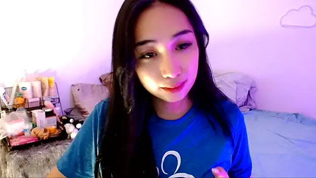 Snapshot of SweetLilly_18 chatting on 11/02/25, 02:14 SweetLilly 18 online show from 11/02/25, 02:14