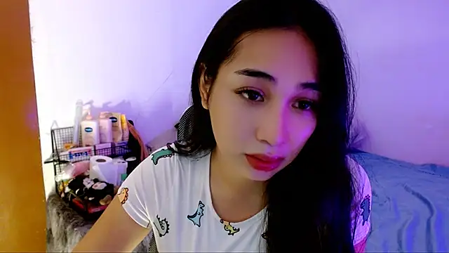 Snapshot of SweetLilly_18 chatting on 11/05/25, 02:33 SweetLilly 18 online show from 11/05/25, 02:33