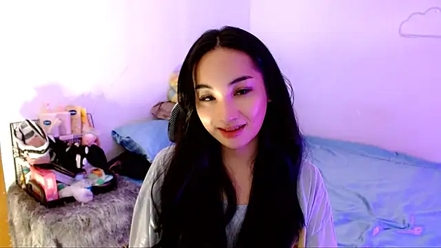 Snapshot of SweetLilly_18 chatting on 11/15/25, 01:47 SweetLilly 18 online show from 11/15/25, 01:47