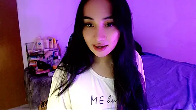 Snapshot of SweetLilly_18 chatting on 11/24/25, 03:28 SweetLilly 18 online show from 11/24/25, 03:28