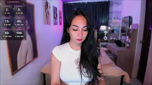 Snapshot of SweetLilly_18 chatting on 12/04/25, 03:49 SweetLilly 18 online show from 12/04/25, 03:49