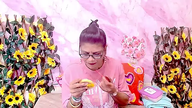 Snapshot of IndianAllure chatting on 12/22/25, 05:37 IndianAllure online show from 12/22/25, 05:37