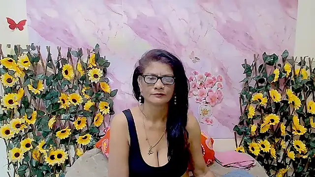 Snapshot of IndianAllure chatting on 01/06/26, 05:33 IndianAllure online show from 01/06/26, 05:33