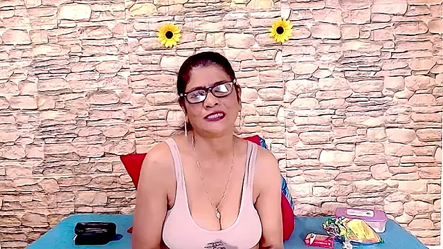 IndianAllure online show from 05/16/26, 05:48