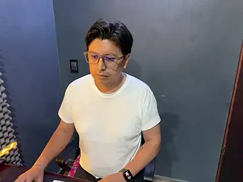 Snapshot of TheSantis chatting on 03/14/25, 02:31 TheSantis online show from 03/14/25, 02:31