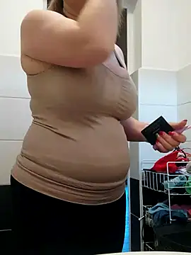 Snapshot of Elza01 chatting on 02/19/25, 06:22 Elza01 online show from 02/19/25, 06:22