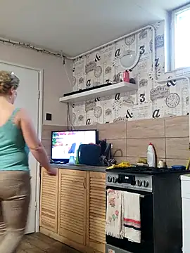 Snapshot of Elza01 chatting on 10/08/25, 05:16 Elza01 online show from 10/08/25, 05:16