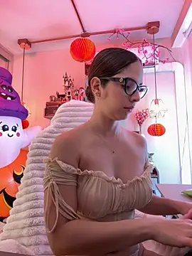 Snapshot of Zoe_Bae chatting on 10/28/25, 08:44 Zoe Bae online show from 10/28/25, 08:44