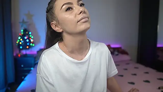 Snapshot of TiffanyPierce chatting on 12/22/25, 09:23 TiffanyPierce online show from 12/22/25, 09:23