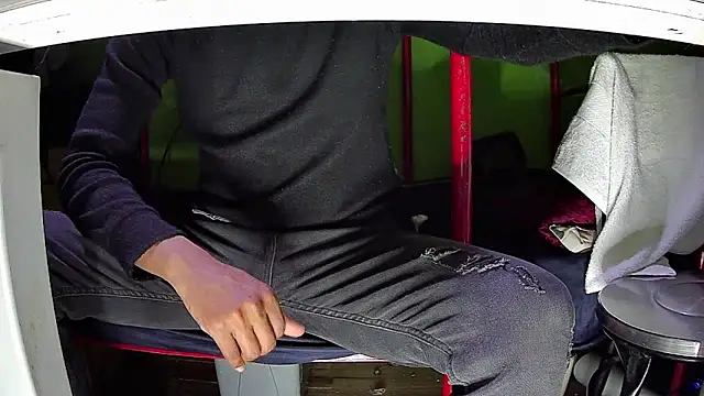 Snapshot of Walltaz chatting on 10/29/25, 04:48 Walltaz online show from 10/29/25, 04:48