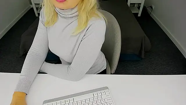 Snapshot of Abby_Moore_ chatting on 01/27/25, 03:26 Abby Moore online show from 01/27/25, 03:26