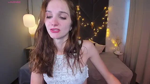 Snapshot of MirandaGlow chatting on 01/05/25, 08:43 MirandaGlow online show from 01/05/25, 08:43