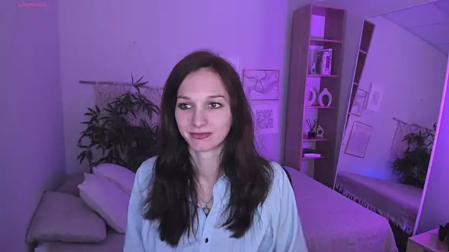 Snapshot of MirandaGlow chatting on 04/18/26, 05:44 MirandaGlow online show from 04/18/26, 05:44