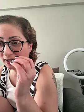 Snapshot of bisexyelizz chatting on 03/23/25, 07:09 bisexyelizz online show from 03/23/25, 07:09