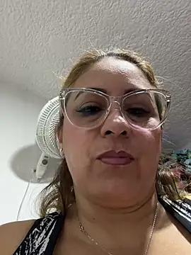 Snapshot of x_elena_x chatting on 12/17/24, 11:16 x elena x online show from 12/17/24, 11:16
