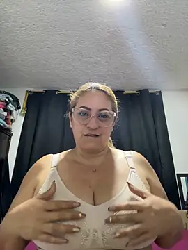 Snapshot of x_elena_x chatting on 12/20/24, 11:26 x elena x online show from 12/20/24, 11:26