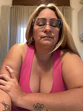 Snapshot of x_elena_x chatting on 02/10/25, 08:42 x elena x online show from 02/10/25, 08:42