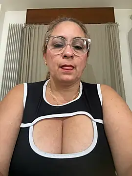 Snapshot of x_elena_x chatting on 03/11/25, 12:39 x elena x online show from 03/11/25, 12:39