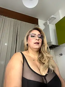 Snapshot of x_elena_x chatting on 10/24/25, 06:32 x elena x online show from 10/24/25, 06:32