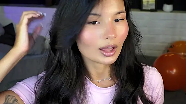 Snapshot of ErikaSoft chatting on 10/28/25, 01:58 ErikaSoft online show from 10/28/25, 01:58